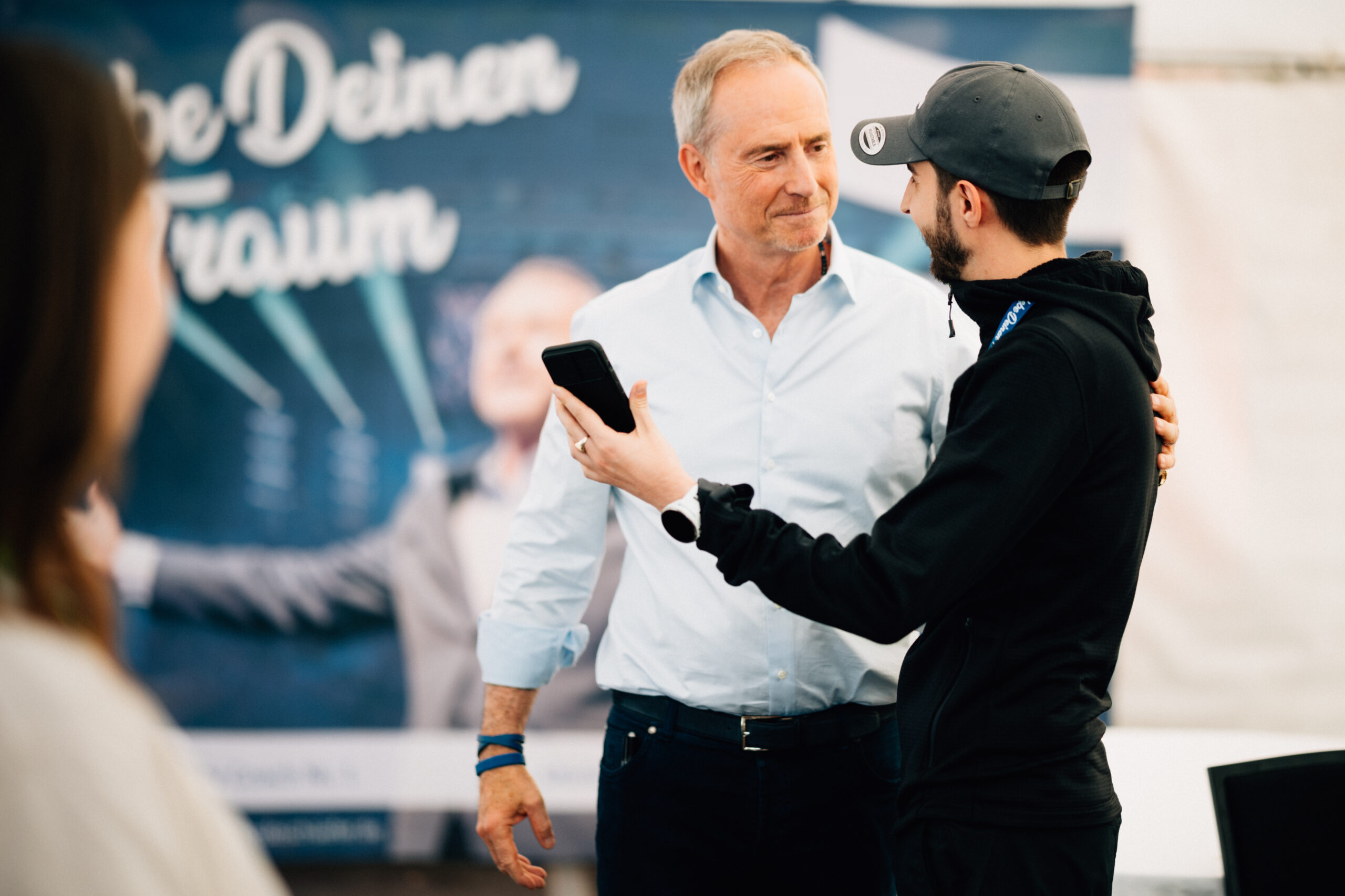 Seminar-Atmosphäre mit Teilnehmern im Studio