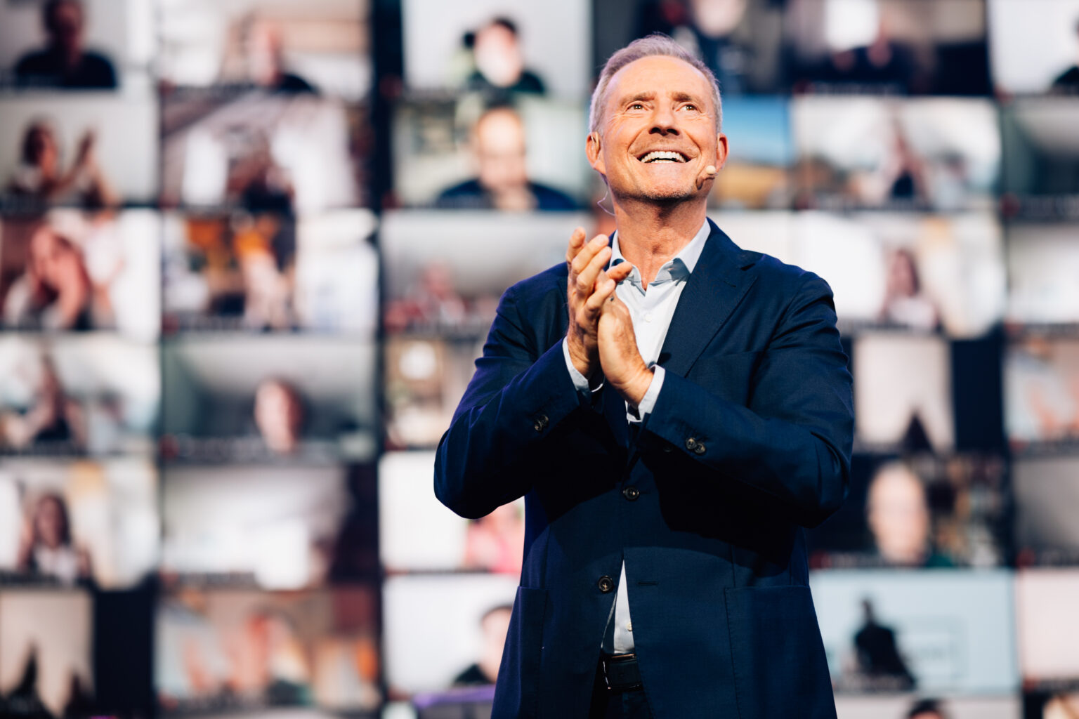 Bodo Sch&auml;fer auf der B&uuml;hne &mdash; Vorschaubild des kostenlosen Webinars